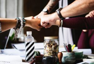 Mehr über den Artikel erfahren Teambuilding – überflüssig oder sinnvoll?